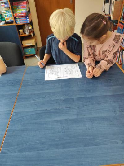 Chłopiec i dziewczynka rozwiązują misiowe zadanie.