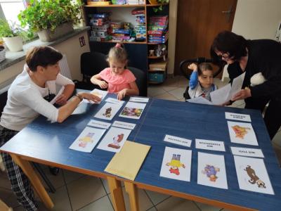 Chłopiec i dziewczynka wykonują misiowe zadanie.