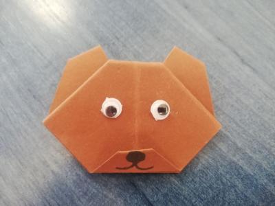 Na stole leży zakładka do książki wykonana przez drugoklasistór. Jest to głowa misia wykonana metoda origami