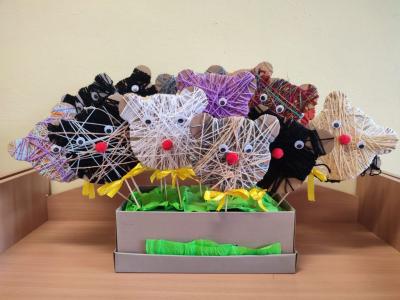 Na zdjęciu sa prace plastyczne uczniów. Główki misia obleczone włóczką