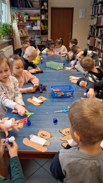 przedszkolaki wykonują misia z papieru