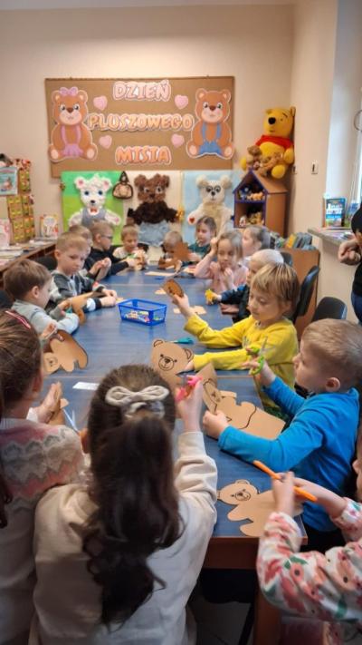 Przedszkolaki wykonują misia z papieru
