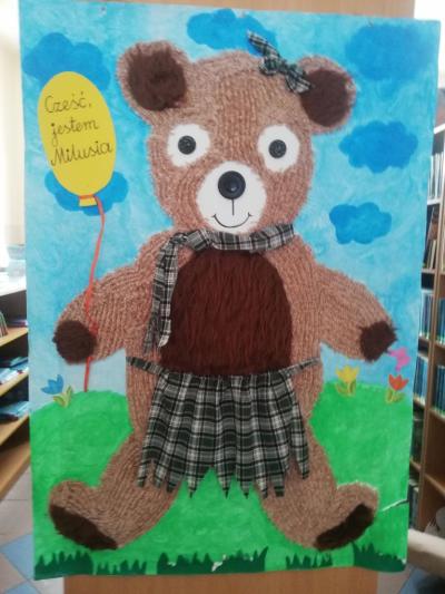 Zdjęcie przedstawia  misia. Jest to praca plastyczna wykonana przez uczniów
