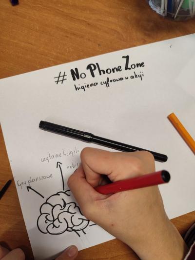 Uczniowie projektują ulotki i plakat kampanii.