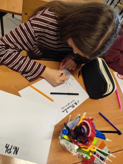 Uczniowie projektują ulotki i plakat kampanii