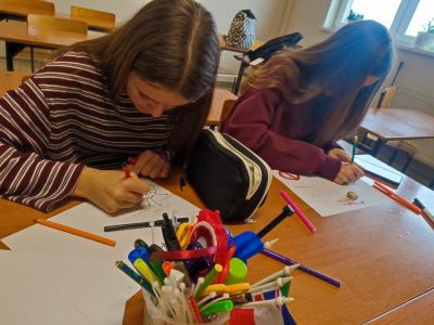 Uczniowie projektują ulotki i plakat kampanii.