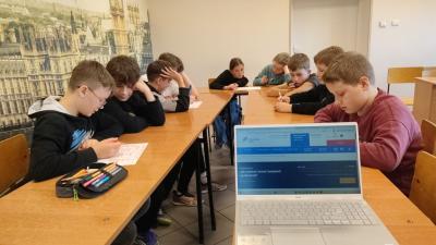 Uczniowie wybierają temat kampanii społecznej.