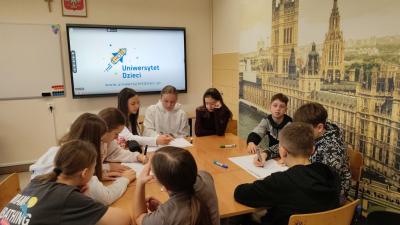 Uczniowie przydzielają zadania w zaplanowanej kampanii społecznej.