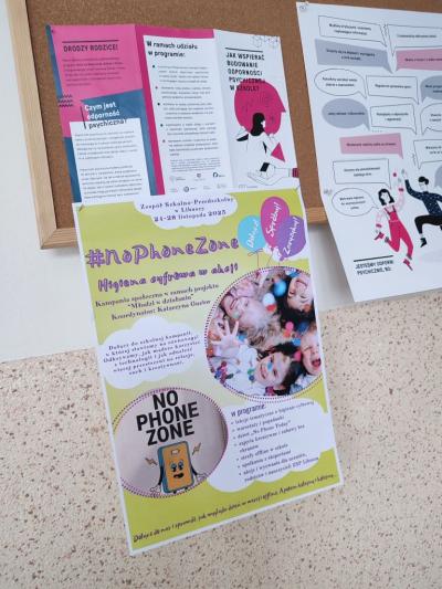 Rozwieszone plakaty kampanii w szkole.