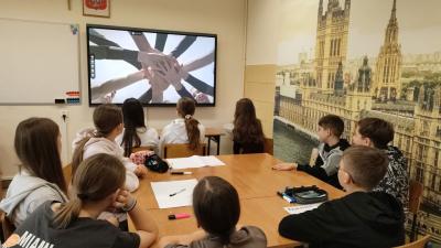 Uczniowie oglądają film wprowadzający w projekt