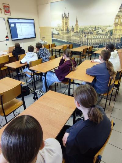 Uczniowie opracowują harmonogram tygodnia kampanii NoPhoneZone