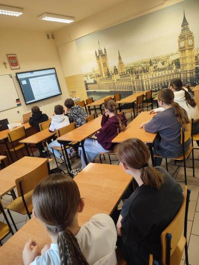 Uczniowie opracowują harmonogram tygodnia kampanii NoPhoneZone