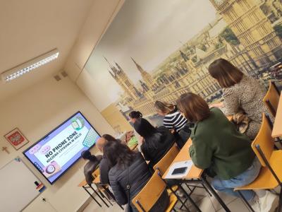 Rodzice w czasie spotkania-prelekcji o higienie cyfrowej