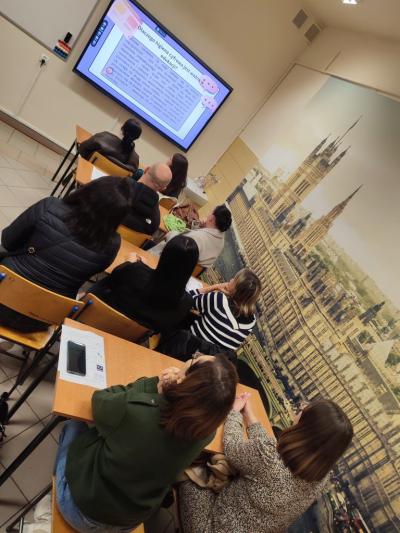 Rodzice w czasie spotkania-prelekcji o higienie cyfrowej