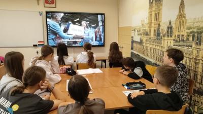 Uczniowie oglądają film wprowadzający w projekt