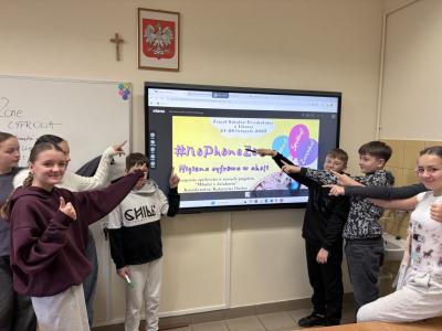 Uczniowie reklamujący kampanię