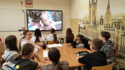 Uczniowie oglądają film wprowadzający w projekt