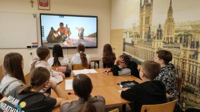 Uczniowie oglądają film wprowadzający w projekt