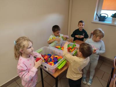 Uczniowie wykonujący matematyczne obliczenia potzrebnych elemntów klocków Korbo.