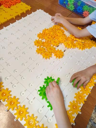 Praca grupowa- uczniowie układają domki z wybranych figur geometrycznych