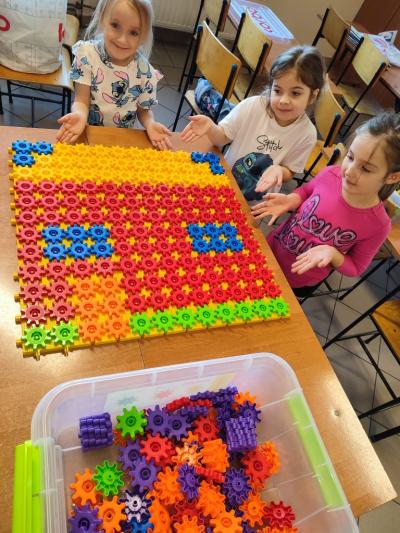 Praca grupowa- uczniowie układają domki z wybranych figur geometrycznych