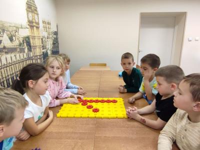 Uczniowie wykonuja cyfrę 1