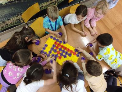 Uczniowie wykonuja cyfrę 1