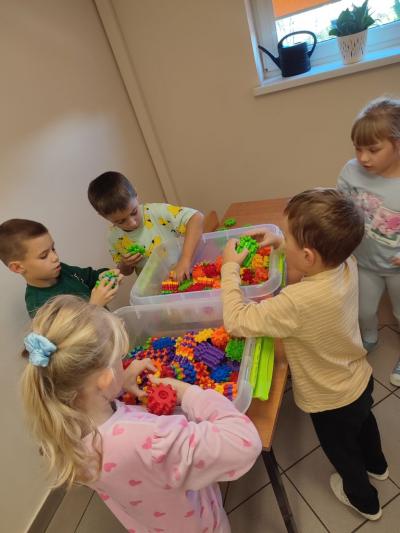 Uczniowie odliczają potrzebne elementy