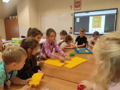 Uczniowie układają cyfrę 3