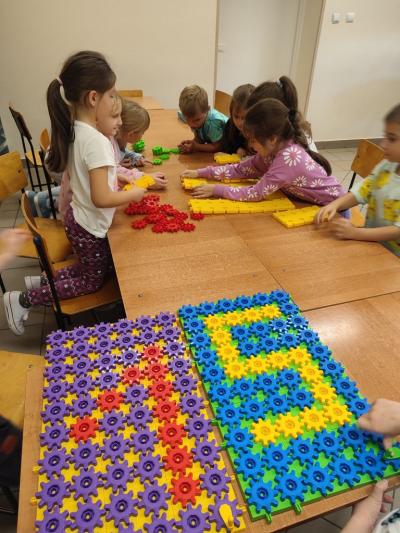 Uczniowie układają cyfry z klocków Korbo.