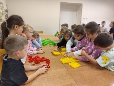 Uczniowie odliczają potrzebne elementy