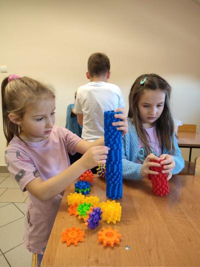 Uczenice budują wieże z klocków