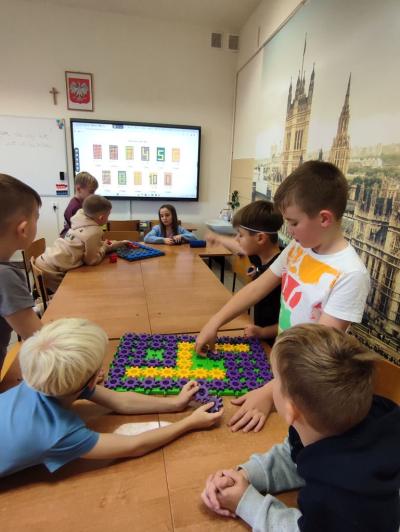 Uczniowie układają cyfrę 4