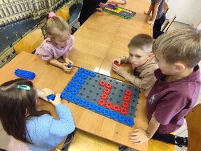 Uczniowie układają cyfrę 2
