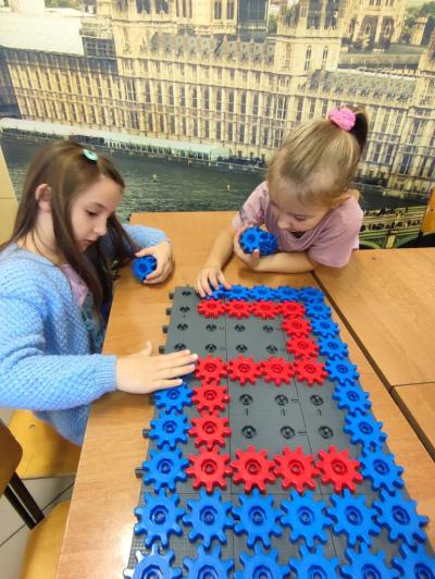 Uczniowie układają cyfrę 2