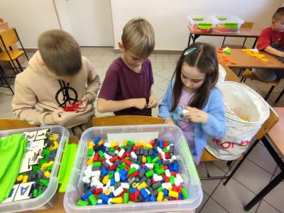 Uczniowie odliczają klocki do ułożenia wieży