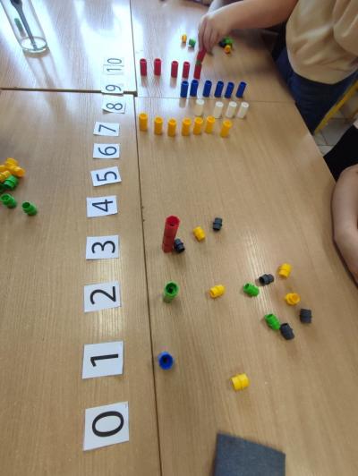 Liczby - liczymy po angielsku i dokładamy określoną liczbę klocków