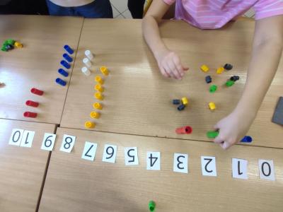 Liczby - liczymy po angielsku i dokładamy określoną liczbę klocków