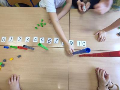 Liczby - liczymy po angielsku i dokładamy określoną liczbę klocków