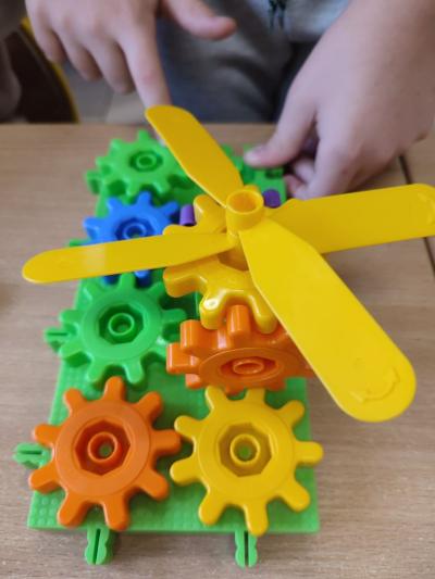 Uczniowie tworzą konstrukcje wg własnych pomysłów.