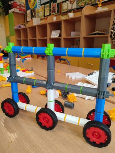 Uczniowie tworzą konstrukcje wg własnych pomysłów.