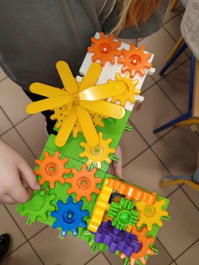 Uczniowie tworzą konstrukcje wg własnych pomysłów.