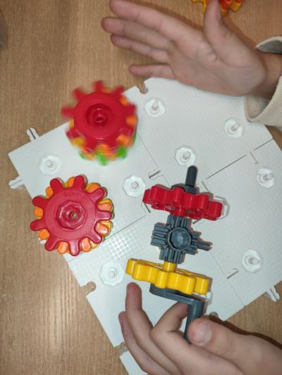 Uczniowie tworzą konstrukcje wg własnych pomysłów.