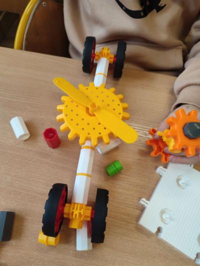 Uczniowie tworzą konstrukcje wg własnych pomysłów.