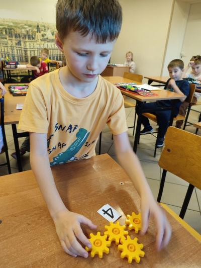 Dobieramy liczbę klocków do cyfr