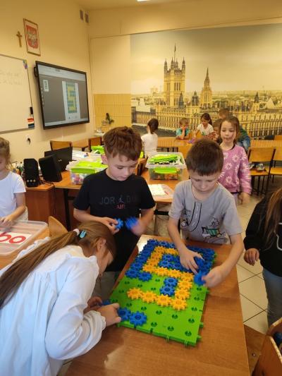 Uczniowie układają cyfrę 5 z okreslonej liczy elementów.j