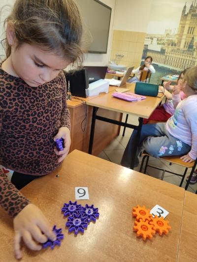 Dobieramy liczbę klocków do cyfr