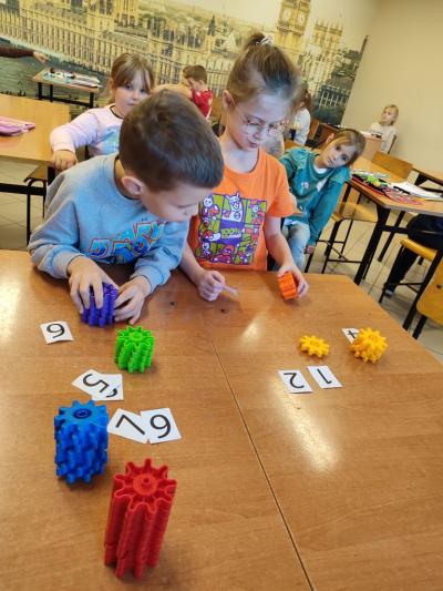 Dobieramy liczbę klocków do cyfr