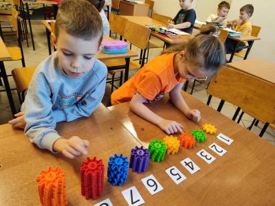 Powtórka z liczenia, uczniowie dopasowują liczbę klocków do cyfry i porządkują od najmniejszej do największej.