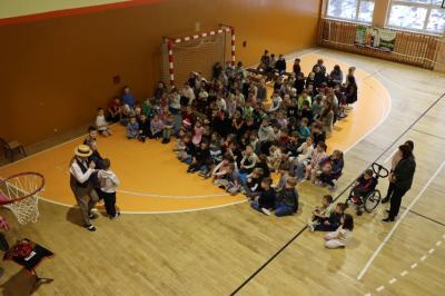 dzieci oglądające występ kataryniarza.